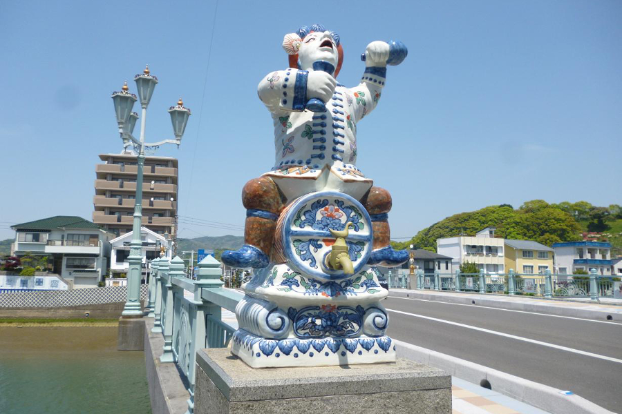 酒樽にまたがる蘭人像が設置された相生橋 酒樽にまたがる蘭人像が設置された相生橋