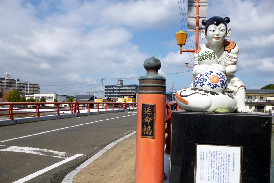 子どもがひょうたんでナマズを押さえる像が設置された延命橋