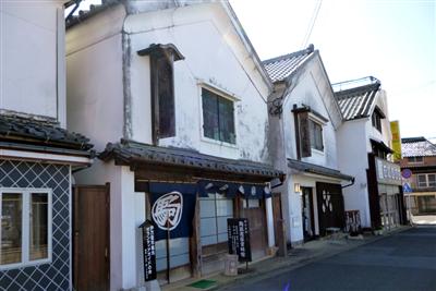 情緒ある白壁土蔵づくりの商家