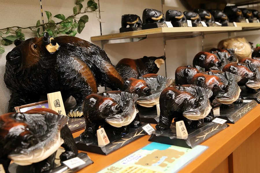 広くて明るい店内で旅の記念を探そう 広くて明るい店内