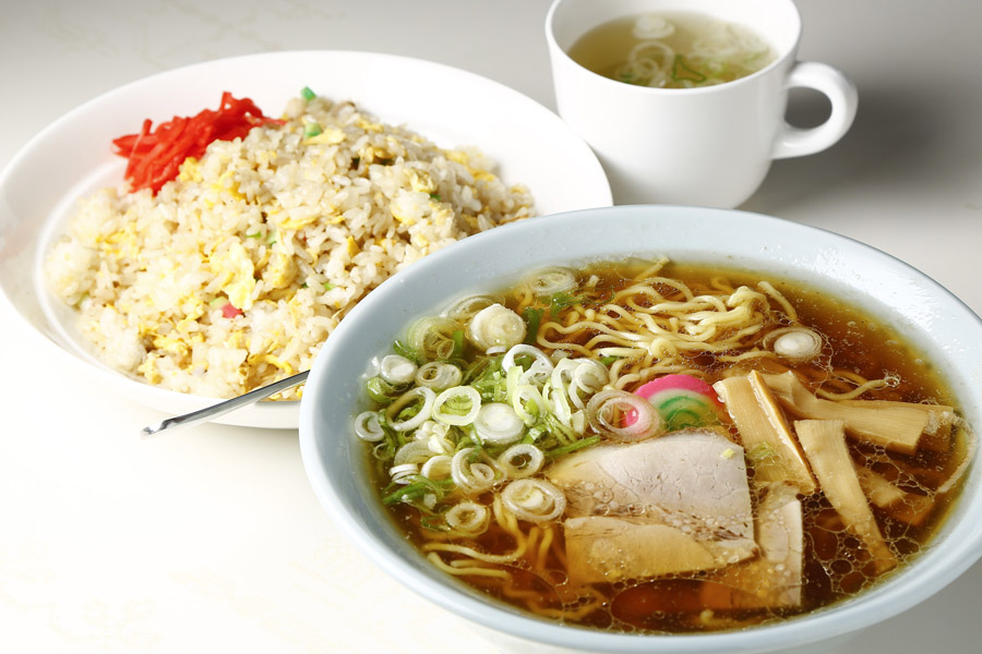 人気のしょうゆラーメンとチャーハン。半チャーハンセットもある