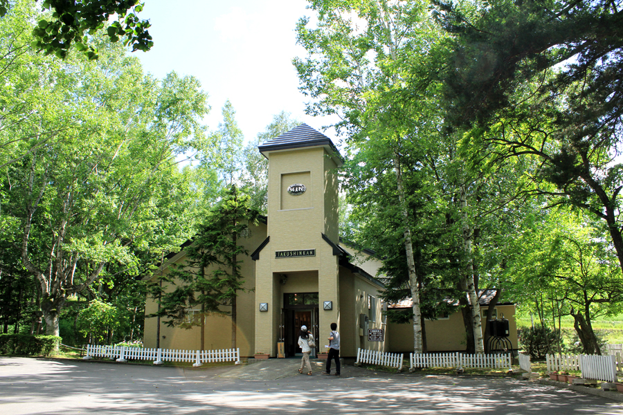 緑豊かな丘陵地帯の谷に建つ拓真館