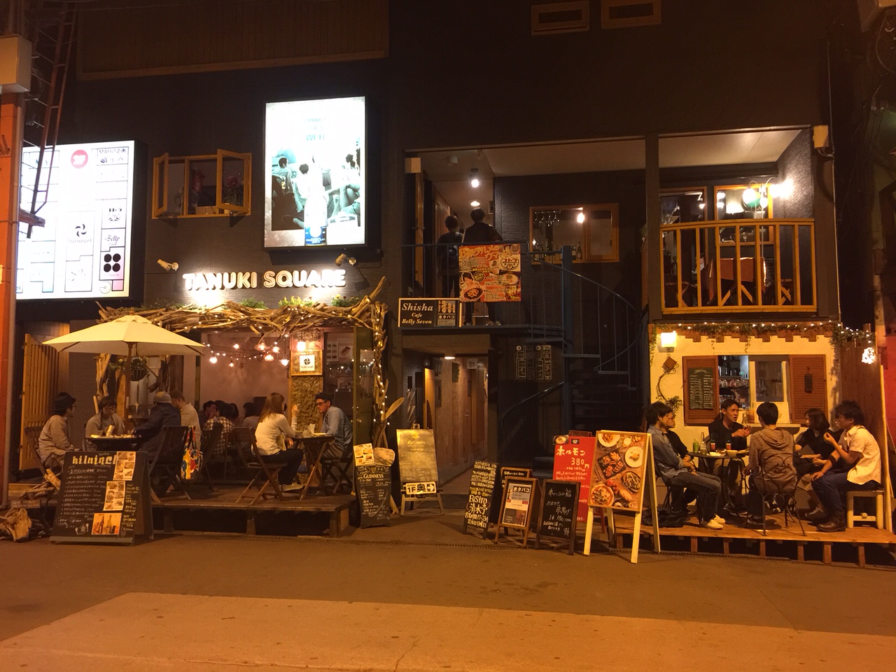 夜になると、若者でにぎわう「たぬきスクエア」 たぬきスクエア