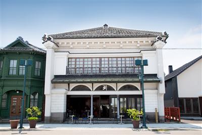 瓦屋根と白い外壁が印象的な建物