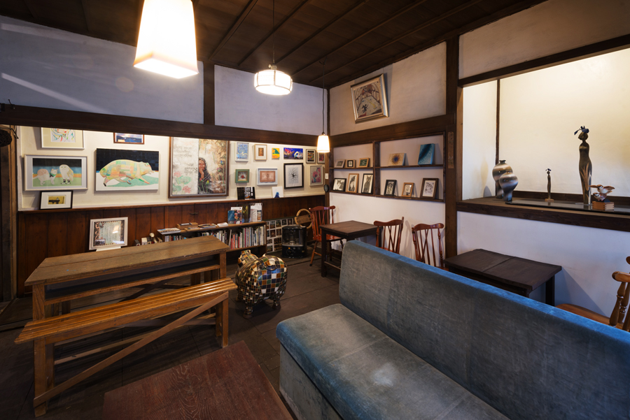 落ち着いた雰囲気の店内にアート作品が飾られている 落ち着いた雰囲気の店内にアート作品が飾られている