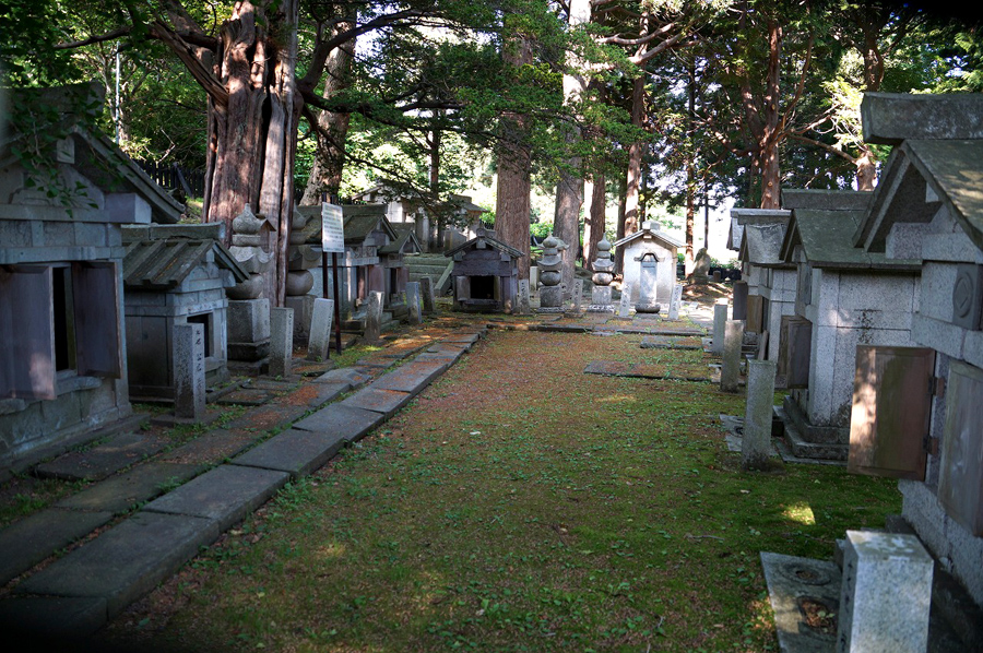 巨大な木々に囲まれた静謐な空間に歴代藩主とその家族の墓が立ち並ぶ 松前藩主松前家墓所