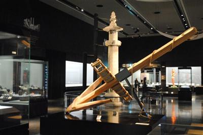 ライトアップも幻想的な展示室。空間そのものがアート作品のよう