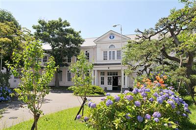 職員室を中心に現役で使われている本館