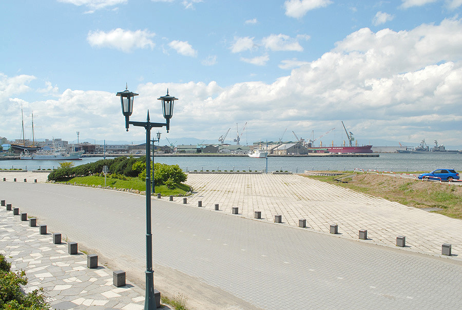 北東方向には造船所「函館どつく」が見える 北東方向には造船所「函館どつく」が見える