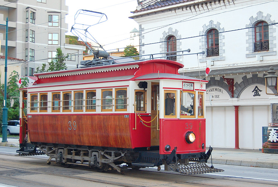 クラシックな車体が函館の街並によく合う クラシックな車体が函館の街並によく合う