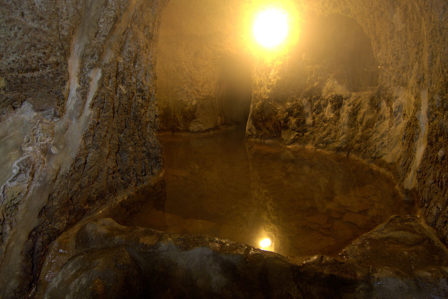 神秘的な雰囲気の洞窟風呂 神秘的な雰囲気の洞窟風呂