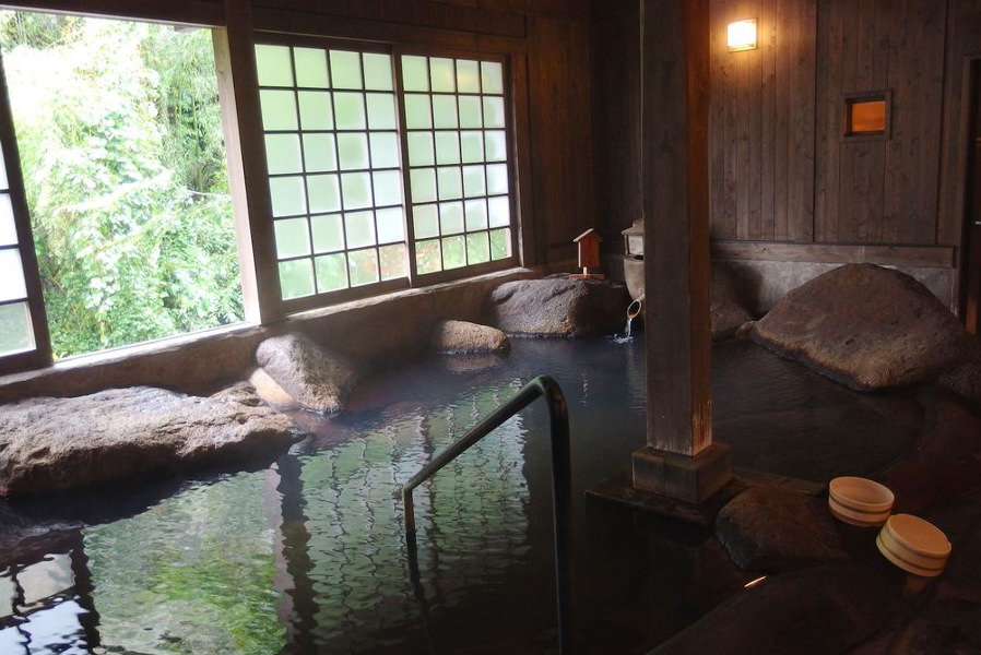 広々とした内湯には蒸し湯（サウナ）も完備されています