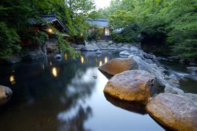 男性用露天風呂「幽谷の湯」は渓流沿いにあります