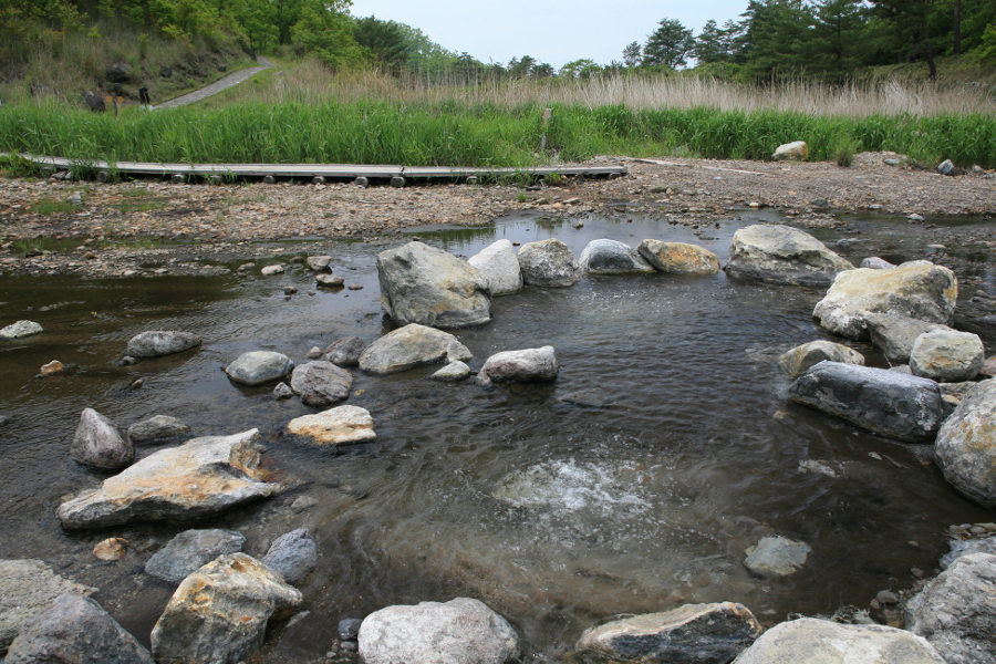川の中から絶えず亜硫酸ガスが噴き出している