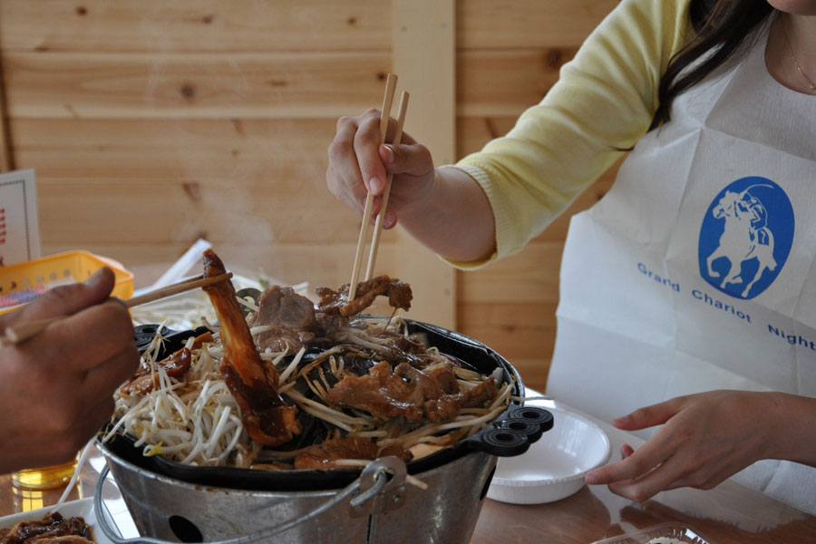 持ち運びできるバケツスタイルだから、晴れた日は外で食べるのも楽しい とねっこジンギスカン