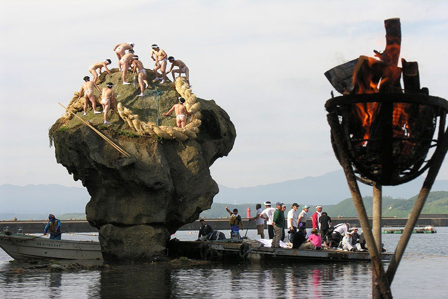 勇壮な「瓶子岩」の重さ300キロの巨大なしめ縄飾り 瓶子岩