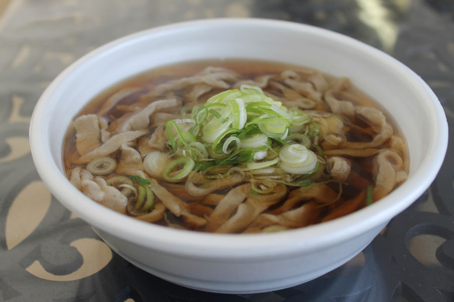 独特の不揃いな形のそばに香り豊かなだしがよく絡む いずみ食堂