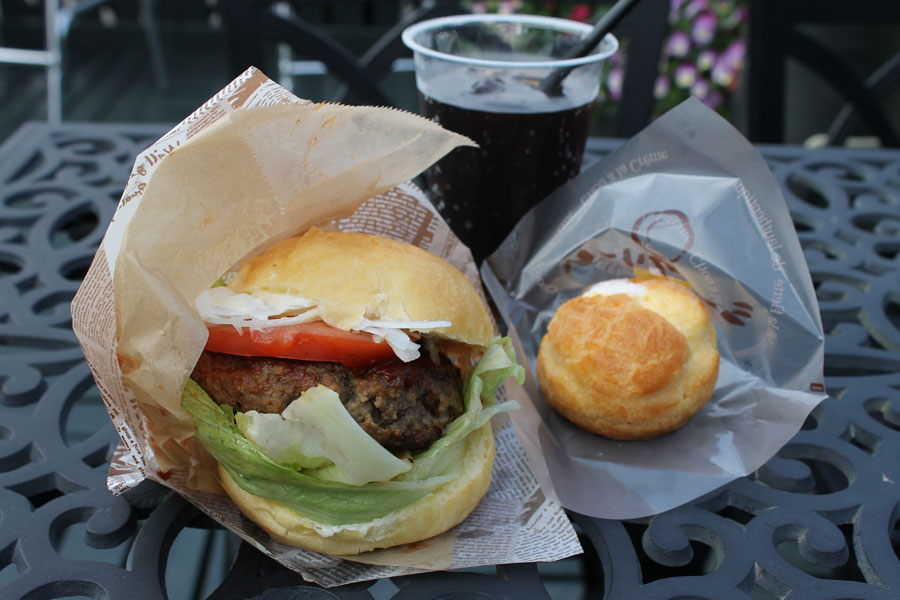 150グラムのハンバーグを使ったビーフバーガーはアツアツで提供。