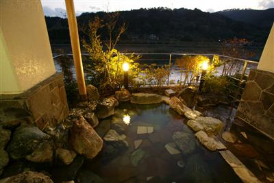 歴史ある浴槽と泉質を堪能できる「翠嵐楼」