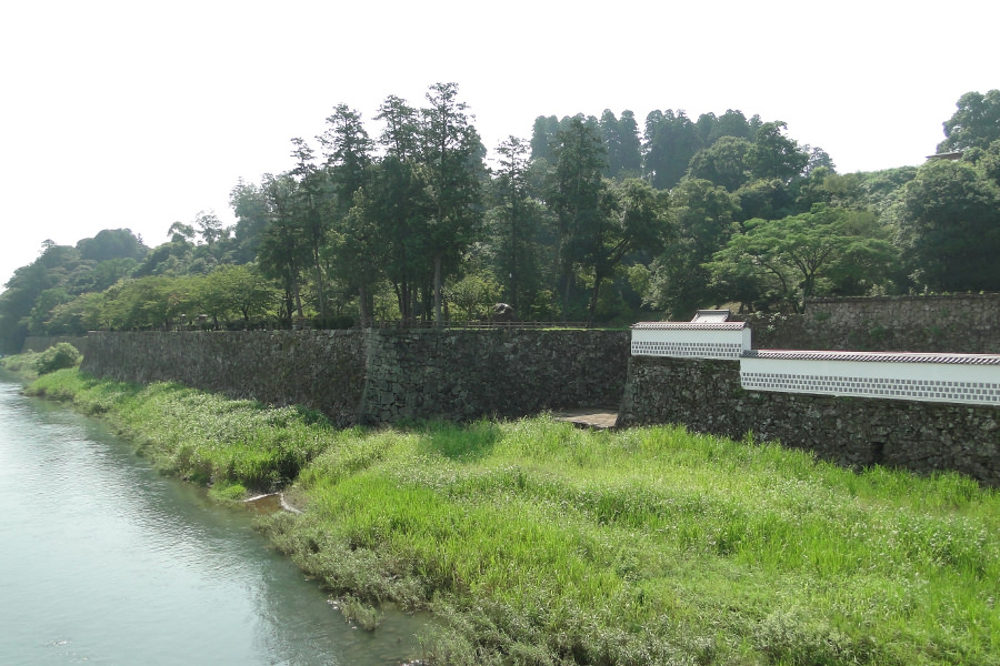 球磨川に沿って連なる石垣群