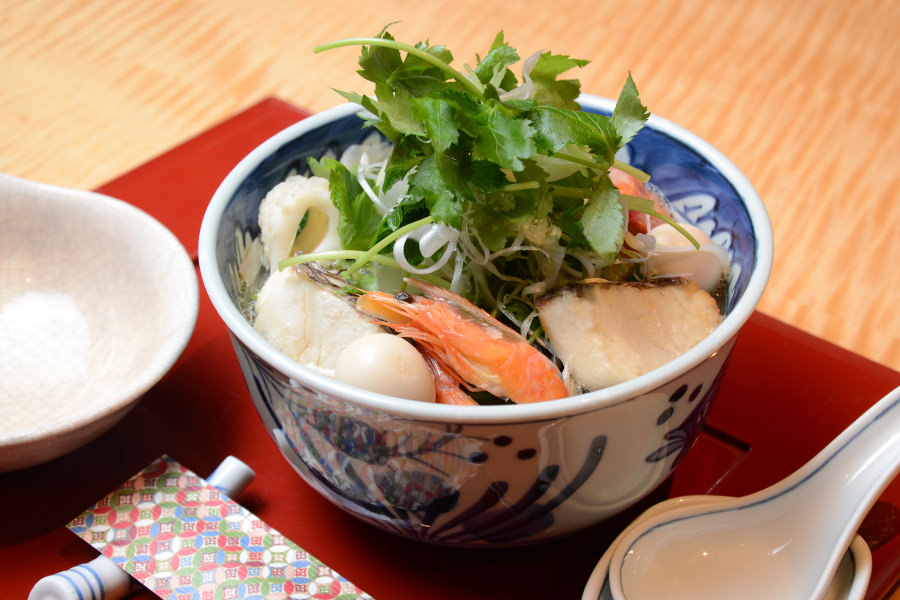 クルマエビや干し貝柱など、海の食材を使った1杯だ