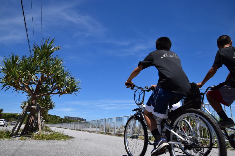 沖縄本島と瀬長島をつなぐ道路。この上を飛行機が通っていく