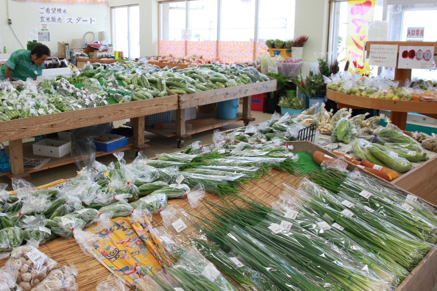 新鮮な野菜が並ぶ