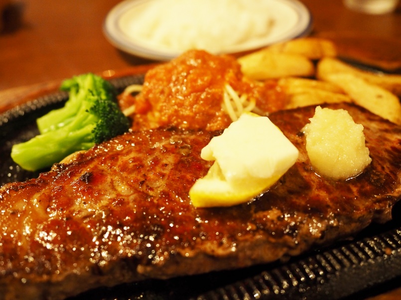 口の中いっぱいに肉の旨味が広がります。 口の中いっぱいに肉の旨味が広がります。