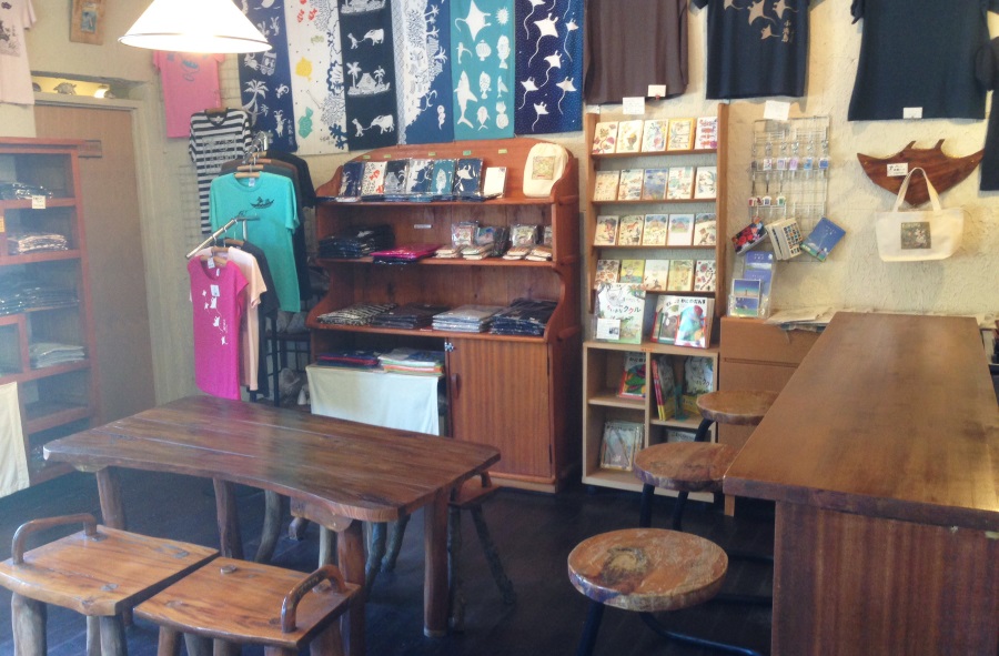 使い込まれたテーブル&チェアで心地よい空間に 使い込まれたテーブル&チェアで心地よい空間に