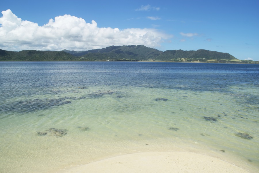 目の前は西表島まで数キロ!潮の流れが速いので遊泳は控え