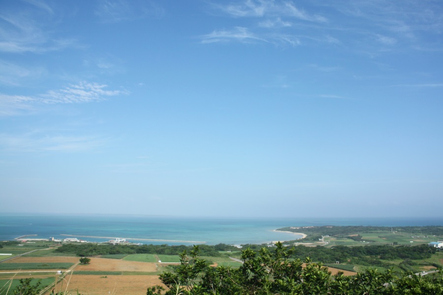 小浜港のあたりを見下ろす。すっきり晴れた日は石垣島が見える