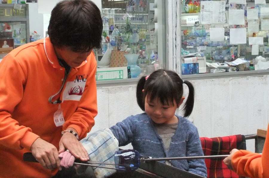 スタッフが親切に指導するので、小さな子どもでも楽しく体験できる スタッフが親切に指導するので、小さな子どもでも楽しく体験でき