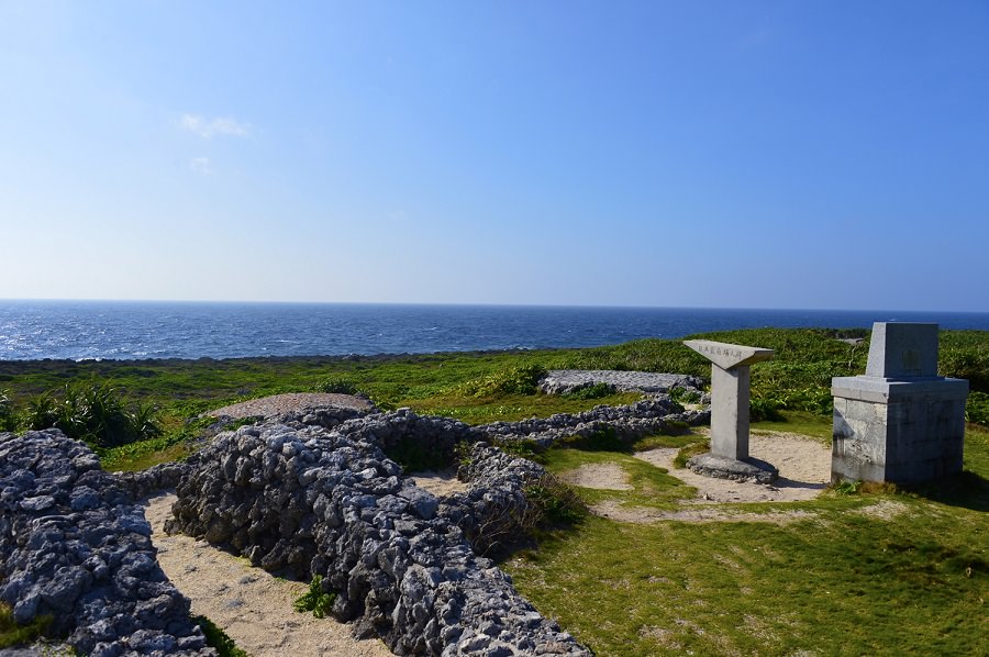 最南端の碑から海岸に下ると高那崎を望むことができる 最南端の碑から海岸に下ると高那崎を望むことができる