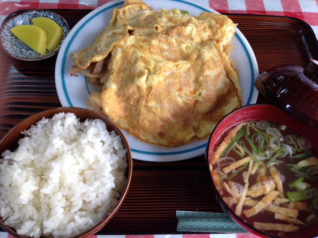 おかず。卵2つ分の玉子焼きの下には濃い味付けの肉野菜炒めが おかず(550円)