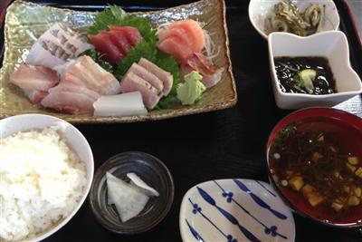 刺身定食（1650円）。その日の漁によって並ぶ刺身が変わる