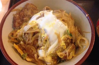かつ丼（650円）。しっかりとした味付けがやみ付き。ガツンと