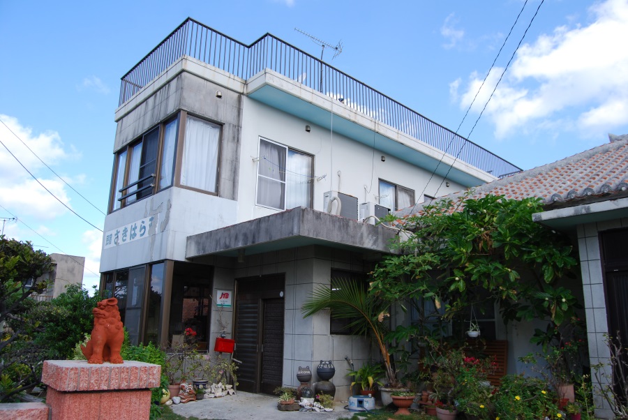 民宿に隣接する母屋は昔ながらの沖縄家屋。見学もさせてもらえる 民宿に隣接する母屋は昔ながらの沖縄家屋