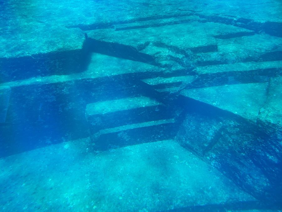 人工か自然か、今も多くの学者によって論争が続いています。