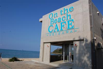 鮮やかな水色の店名がシンプルな外観に映える