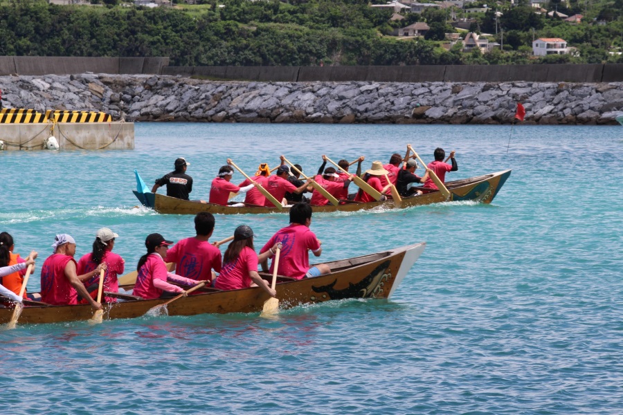 力強い櫂さばきでハーリー舟はぐんぐんスピードを上げ海上を進む