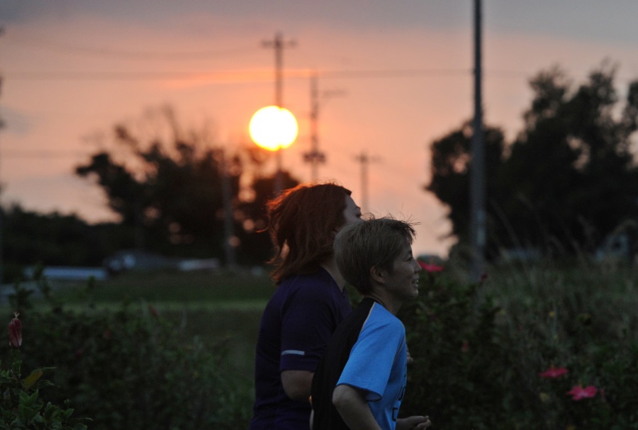 走りながら、夕暮れ時の幻想的な天体ショーも楽しめる