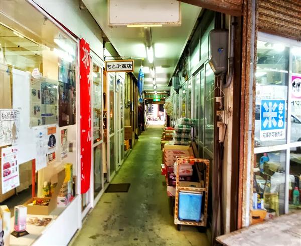 小さな店舗がひしめき合う