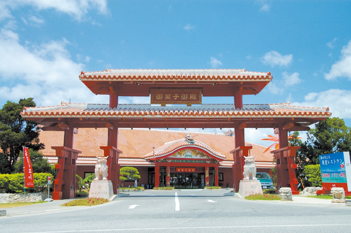 首里城のような門をくぐると大きな店が広がっている 首里城のような門をくぐると大きな店が広がっている