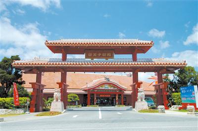 首里城のような門をくぐると大きな店が広がっている