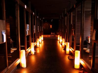 廊下の両脇には12室の半個室が並ぶ