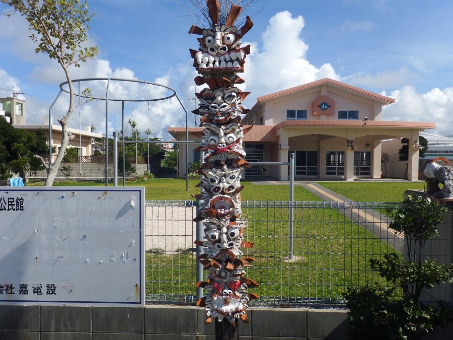 和仁屋公民館前のしっくいシーサー。表情豊かでユニーク 和仁屋公民館前のしっくいシーサー。表情豊かでユニーク