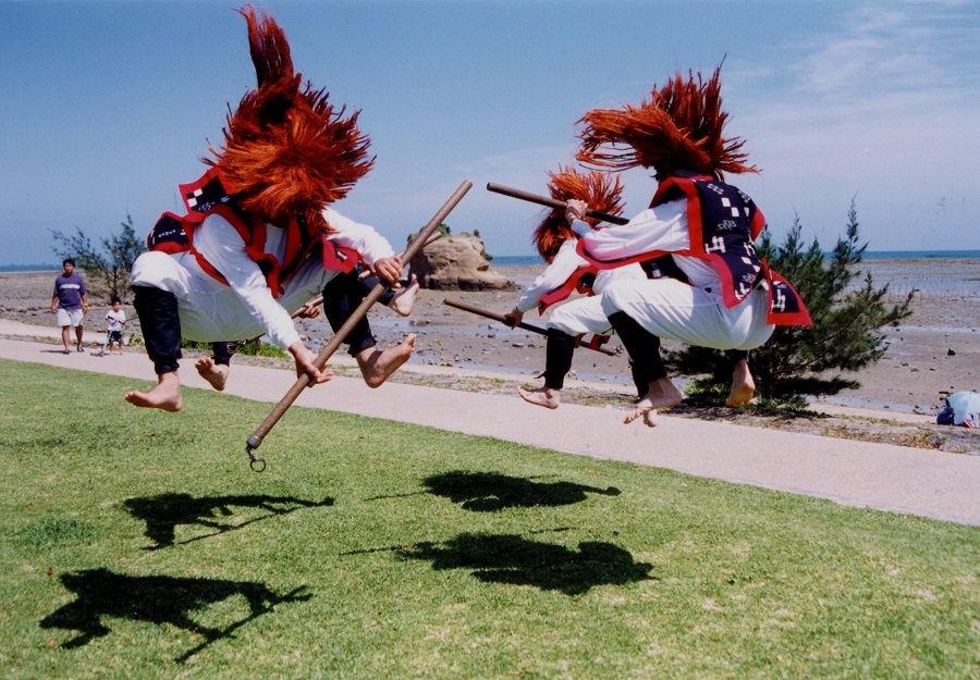 カツラをかぶり、金輪付の棒を持って激しい踊りが繰り広げられます カツラをかぶり、金輪付の棒を持って激しい踊りが繰り広げられる