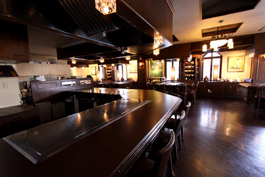 広々とした店内で、シェフのパフォーマンスを楽しむ 広々とした店内で、シェフのパフォーマンスを楽しむ