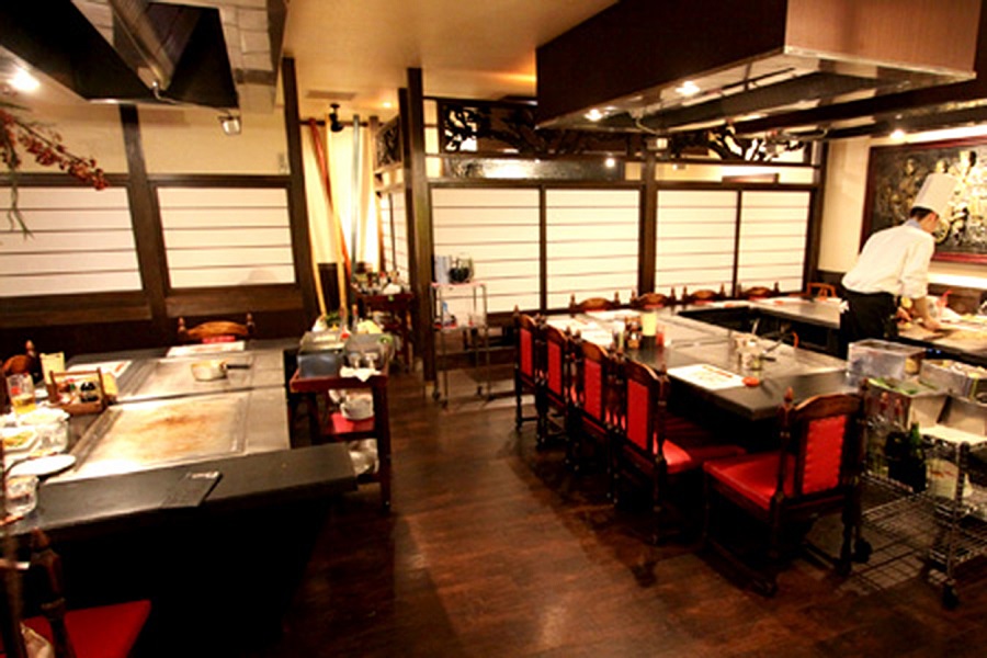 地元客や観光客、外国人も多く訪れる人気店 地元客や観光客、外国人も多く訪れる人気店