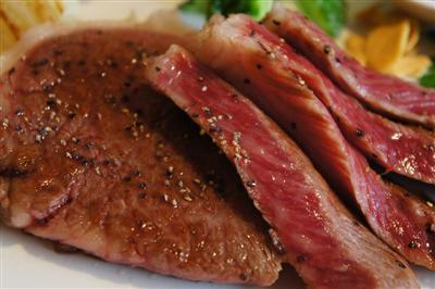 肉の旨味がたっぷりで、ビールと相性抜群！